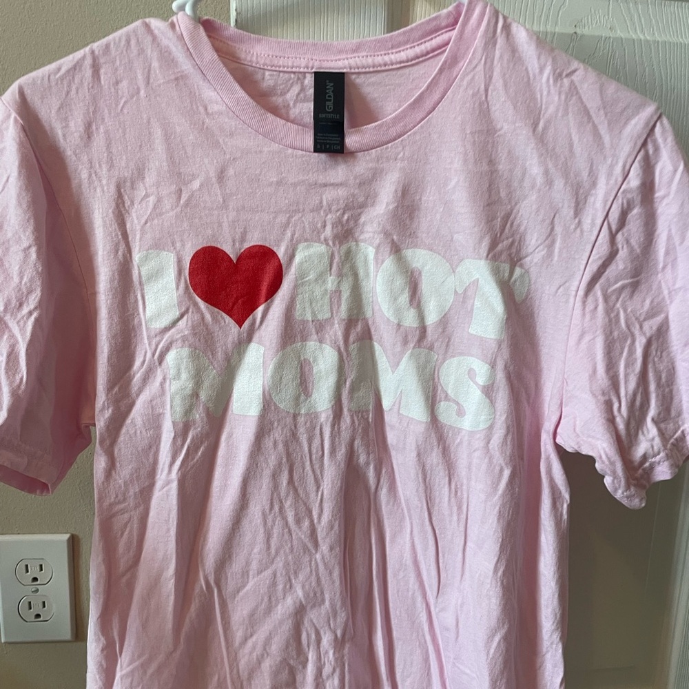I ❤️ Hot Moms T-shirt